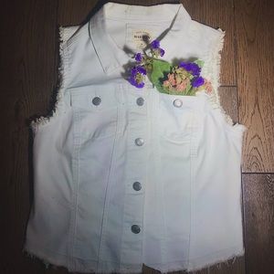 white denim vest from wax jeans! in the size medium. 💌
